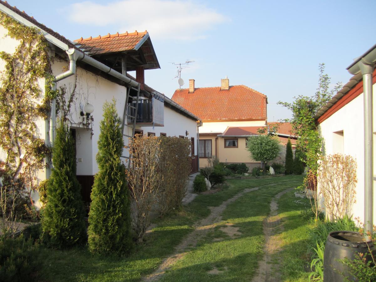 Penzion Bulhary S Vinnym Sklepem Экстерьер фото